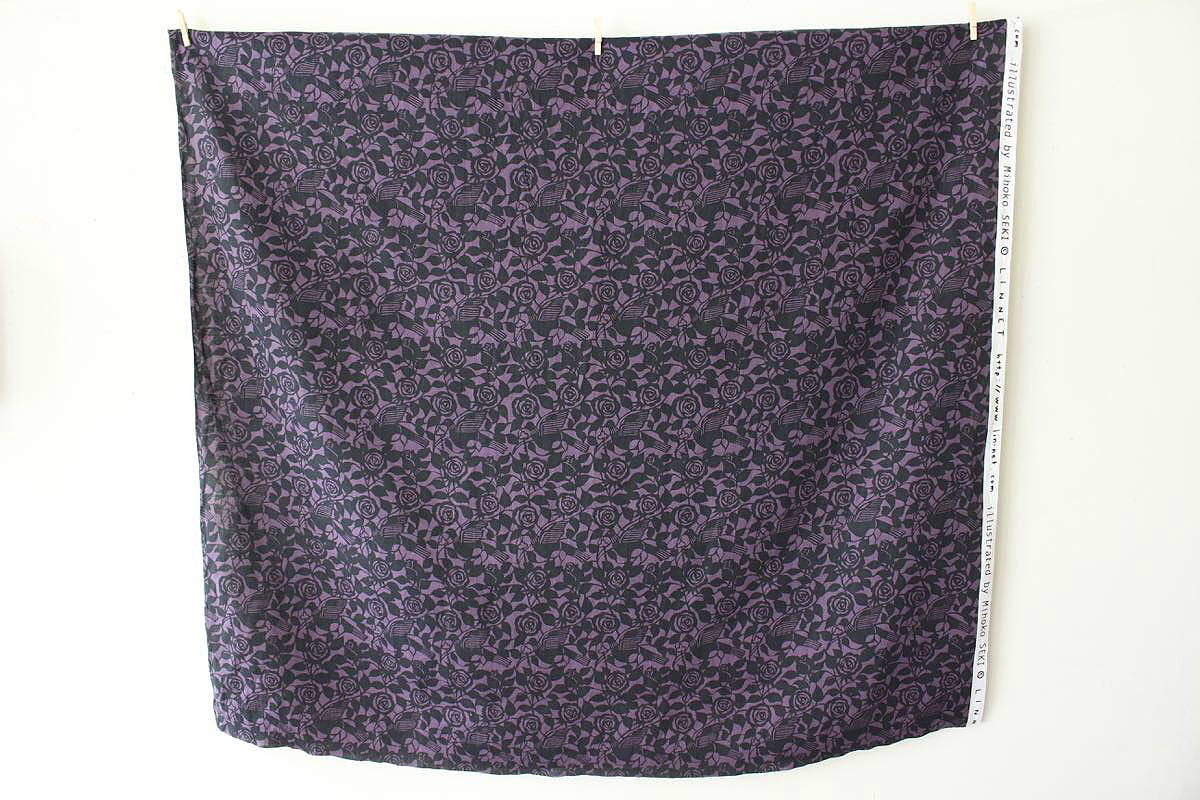 LINNETリネンプリント 薔薇と鳩 <br />マルベリー×ブラック